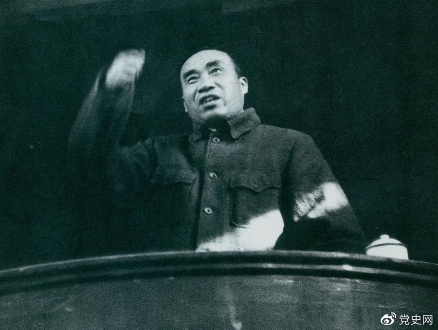1943年11月，朱德在陕甘宁边区劳动英雄及模范工作者代表大会上讲话。