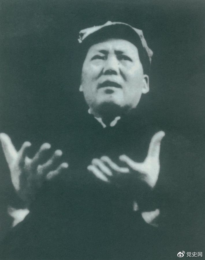 　　1943年11月，毛泽东在中共中央招待陕甘宁边区劳动英雄代表大会上作《组织起来》的讲话。